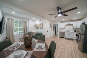 Kuchyň nebo kuchyňský kout v ubytování Cozy DT DFW Free Parking Pool Medical Dist