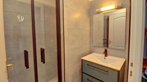 Un baño con ducha y lavabo blanco. en Au Clair de Ville, en Fort-de-France 10 fotos más