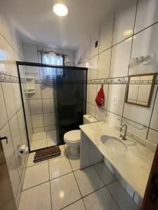 Ένα μπάνιο στο Biruta Guest House - com Ar Condicionado - Praia da Tartaruga +40 φωτογραφίες