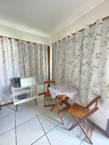 Μια τηλεόραση ή/και κέντρο ψυχαγωγίας στο Biruta Guest House - com Ar Condicionado - Praia da Tartaruga