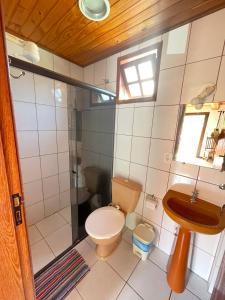 Ένα μπάνιο στο Biruta Guest House - com Ar Condicionado - Praia da Tartaruga