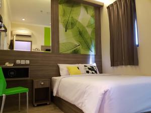 Een bed of bedden in een kamer bij Bold Hotel Jakarta