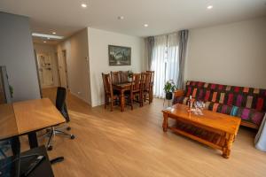 un salon avec un canapé et une table dans l'établissement New 2 bedroom Holiday home with over 50 amenities in Queenstown, NZ, à Queenstown