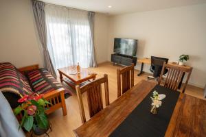 un salon avec un canapé et une table dans l'établissement New 2 bedroom Holiday home with over 50 amenities in Queenstown, NZ, à Queenstown