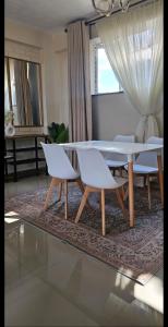 Posezení v ubytování Bright & Airy Modern Apartment avenues