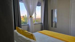 Postel nebo postele na pokoji v ubytování Bright & Airy Modern Apartment avenues