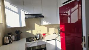 Kuchyň nebo kuchyňský kout v ubytování Bright & Airy Modern Apartment avenues + 4 fotografie