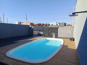 a large swimming pool on the roof of a house at Casa Gourmet Próx Marco Argentina Paraguai e Centro in Foz do Iguaçu +51 photos