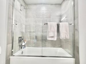 Ένα μπάνιο στο Silver Lake 1 Bedroom Condo Suite with Balcony and Parking +10 φωτογραφίες