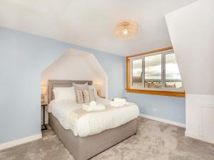 En eller flere senge i et værelse på Emerald Cottage