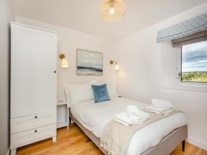 En eller flere senge i et værelse på Emerald Cottage + 13 billeder