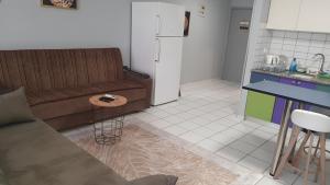 a living room with a couch and a kitchen at דירות לב אילת - lev eilat - מרחק 500 מטר מהים קניון וטיילת - מקבלים נוער in Eilat