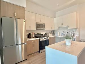 Η κουζίνα ή μικρή κουζίνα στο Silver Lake 1 Bedroom Condo Suite with Balcony and Parking