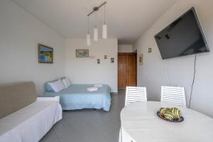 Ένα ή περισσότερα κρεβάτια σε δωμάτιο στο Beachfront studio with incredible views