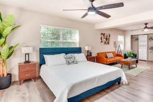 Un dormitorio con una cama y un ventilador de techo. en 1 Mi to Florida Gators Stadium Gainesville Home!, en Gainesville