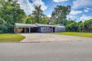 una casa con garaje y entrada para coches en 1 Mi to Florida Gators Stadium Gainesville Home!, en Gainesville