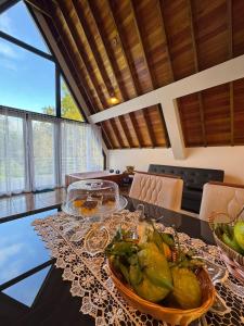 una mesa de comedor con un bol de fruta. en Cabana Refúgio na Serra, en Santa Maria do Erval