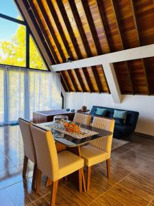 Un comedor con mesa y sillas en Cabana Refúgio na Serra, en Santa Maria do Erval 12 fotos más