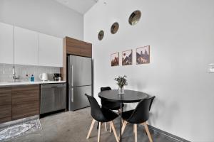 cocina con mesa y sillas negras en Stunning Downtown Apartment with Pool, Laundry, Parking, en Dallas