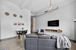 una sala de estar con un sofá y una mesa en Stunning Downtown Apartment with Pool, Laundry, Parking, en Dallas 23 fotos más