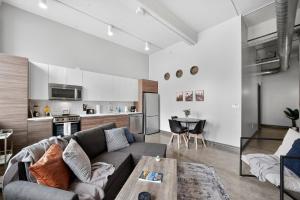 una sala de estar con un sofá y una mesa en Stunning Downtown Apartment with Pool, Laundry, Parking, en Dallas