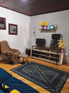 TV a/nebo společenská místnost v ubytování CASA sobrado edícula aconchegante