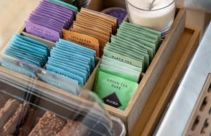 ヴロツワフにあるSoul apartsのテーブルの上に置かれた、異なる色のバインダーの箱