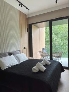 ein Schlafzimmer mit einem Bett, auf dem zwei Handtücher liegen in der Unterkunft Omega Lake Apartments Nr 60 in Olsztyn