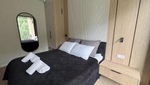 ein Schlafzimmer mit einem Bett mit Handtüchern darauf in der Unterkunft Omega Lake Apartments Nr 60 in Olsztyn