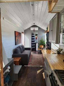 Χώρος καθιστικού στο The Lodge Tiny Home near Zion National Park