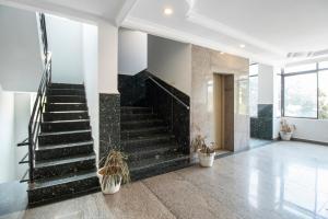 eine Treppe in einem Haus mit Topfpflanzen in der Unterkunft Collection O Victorian Comforts in Bangalore
