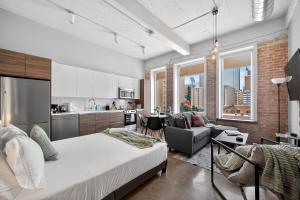1 dormitorio con 1 cama y sala de estar con cocina en Stunning Downtown Apartment with Pool, Laundry, Parking, en Dallas