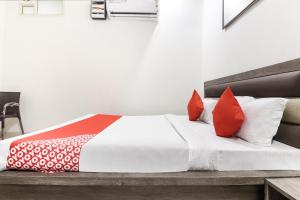 En eller flere senge i et værelse på Hotel O Diamond Star