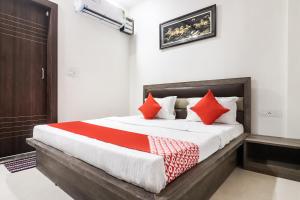 En eller flere senge i et værelse på Hotel O Diamond Star