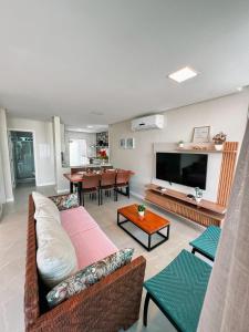 ein Wohnzimmer mit Couch und ein Esszimmer in der Unterkunft Casa de alto padrão em Maragogi - Alagoas in Maragogi