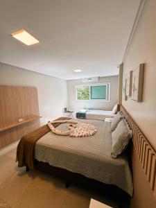 ein Schlafzimmer mit zwei Betten und einem Fenster in der Unterkunft Casa de alto padrão em Maragogi - Alagoas in Maragogi + 63 Fotos