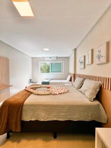 ein Schlafzimmer mit einem großen Bett mit einem großen Fenster in der Unterkunft Casa de alto padrão em Maragogi - Alagoas in Maragogi