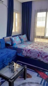 ein Wohnzimmer mit einem Bett und einem Couchtisch in der Unterkunft الجناح الملكي بقرية ريتال فيو للعائلات الساحل الشمالي- العلمين in Dawwār Muḩammad Abū Shunaynah + 86 Fotos