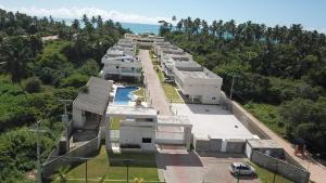 eine Luftaufnahme eines Hauses mit Pool in der Unterkunft Casa de alto padrão em Maragogi - Alagoas in Maragogi