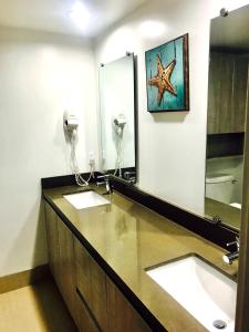 Un baño con dos lavabos y una estrella de mar en la pared. en Western Sierra Vista, en Los Ángeles