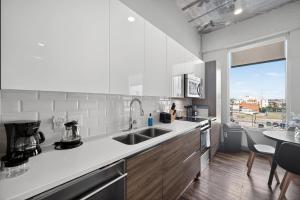 una cocina con fregadero y encimera en Stunning Downtown Apartment with Pool, Laundry, Parking, en Dallas
