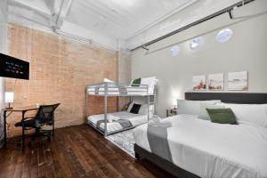 Un dormitorio con una litera y un escritorio. en Stunning Downtown Apartment with Pool, Laundry, Parking, en Dallas