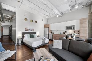 Un dormitorio y una sala de estar con una cama y una cocina. en Stunning Downtown Apartment with Pool, Laundry, Parking, en Dallas