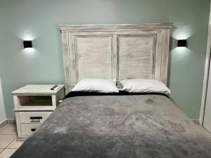a bedroom with a large bed and a desk at 9 VENATOR House Boutique in Miravalle