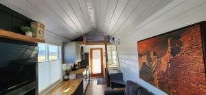 Μια τηλεόραση ή/και κέντρο ψυχαγωγίας στο The Lodge Tiny Home near Zion National Park