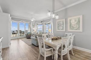 una sala da pranzo e un soggiorno con tavolo e sedie di 60 Ocean Place a Fernandina Beach