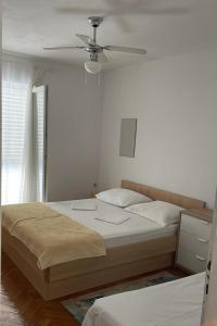 Ένα ή περισσότερα κρεβάτια σε δωμάτιο στο Apartments by the sea Podgora, Makarska - 11888