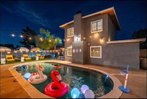 フェニックスにある5br With Pool & Backyard Paradisesleeps 10 Guestsの家の前のスイミングプール
