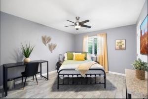 フェニックスにある5br With Pool & Backyard Paradisesleeps 10 Guestsのベッドと机と窓のある寝室 +90枚の写真