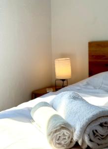 米克诺斯城SilverWave Mykonos的床上的白色毛巾
